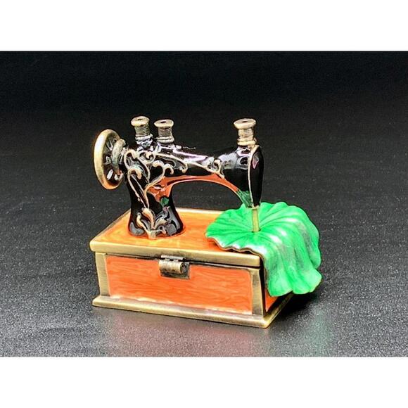 Vintage-Style Enamel Sewing Machine Trinket Box – Hinged Mini Keepsake - Picture 3 of 5